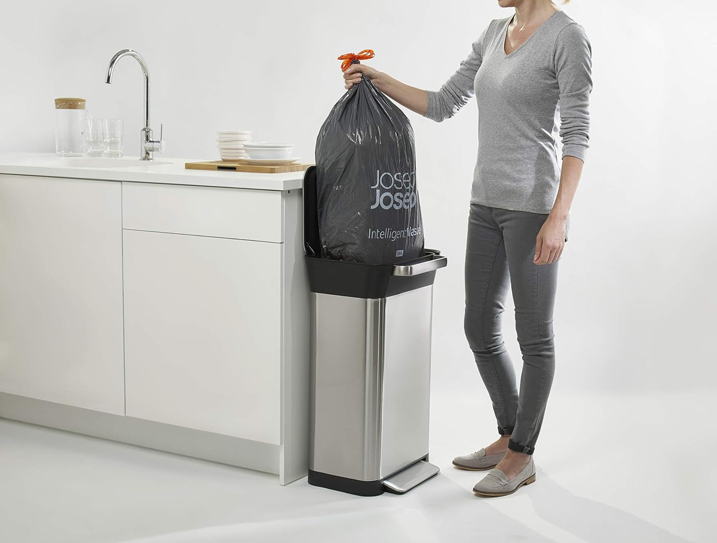 Smart compression trash can with deodorizing function