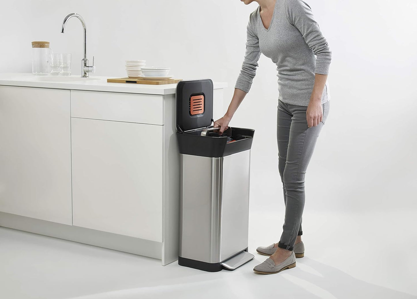 Smart compression trash can with deodorizing function