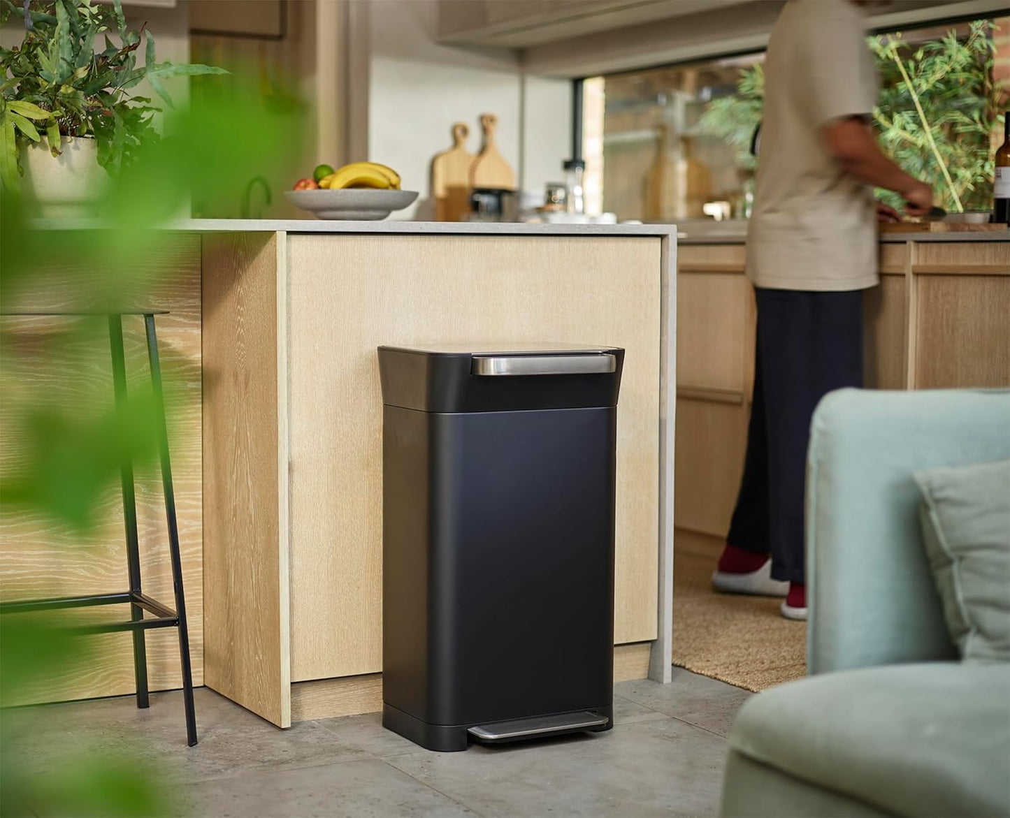 Smart compression trash can with deodorizing function