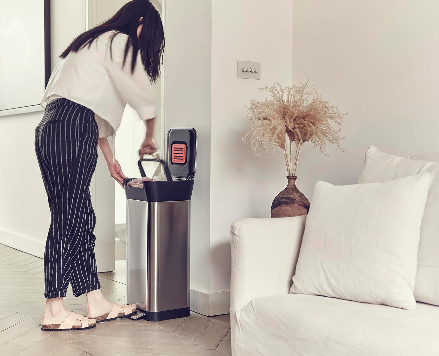 Smart compression trash can with deodorizing function