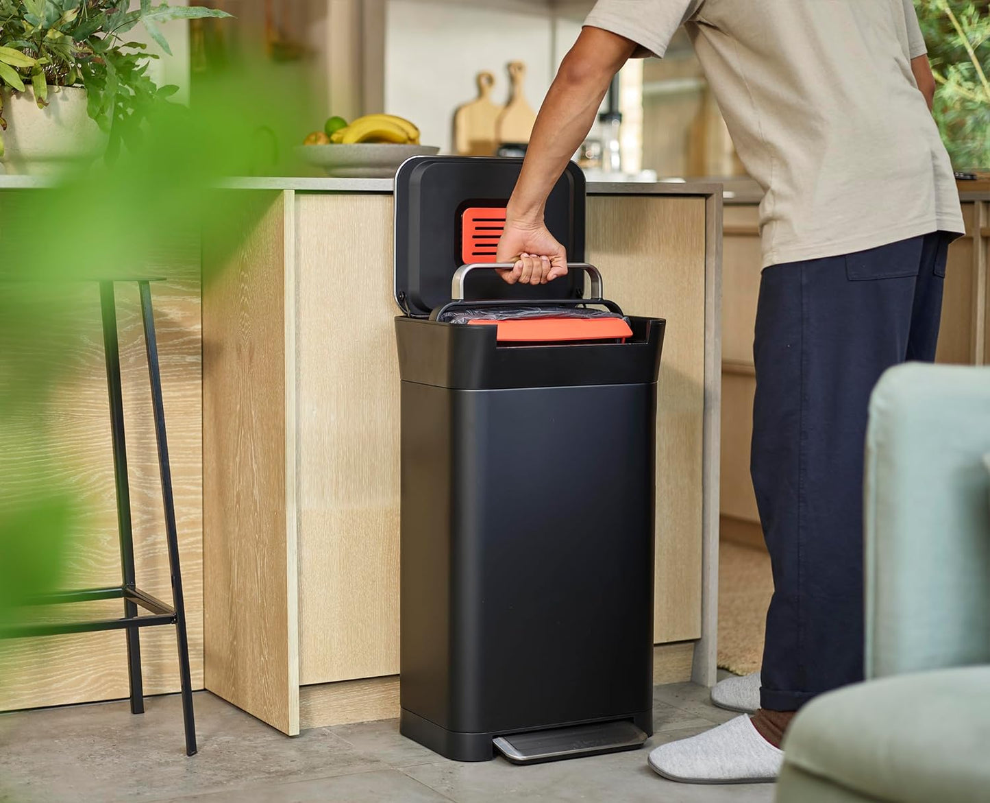 Smart compression trash can with deodorizing function